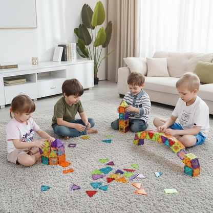 Trois enfants créant ensemble leurs constructions