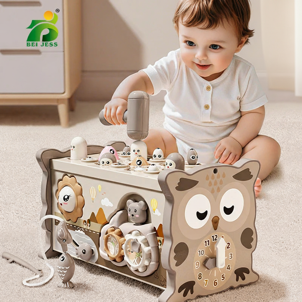 Enfant jouant au Whack-a-Mole avec le cube hibou
