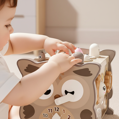 Gros plan sur les mains manipulant l'horloge et les engrenages