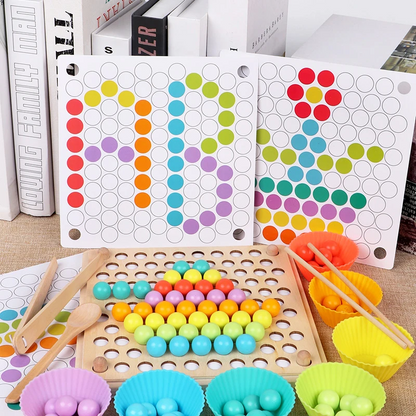 plateau en bois naturel avec 77 perles colorées en dégradé arc-en-ciel, 7 bols en silicone colorés, baguettes, pince et cuillère en bois, plus 5 cartes modèles