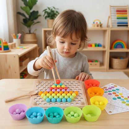 Enfant profondément concentré utilisant la pince pour trier les perles colorées 