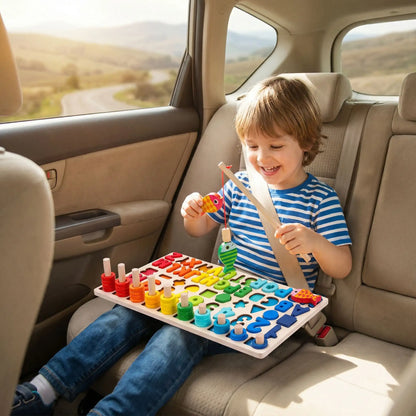 Enfant heureux de 5 ans assis à l'arrière de la voiture pendant un voyage, utilisant la planche en bois magnétique colorée avec chiffres 1-10, lettres A-Z, formes et anneaux empilables arc-en-ciel.