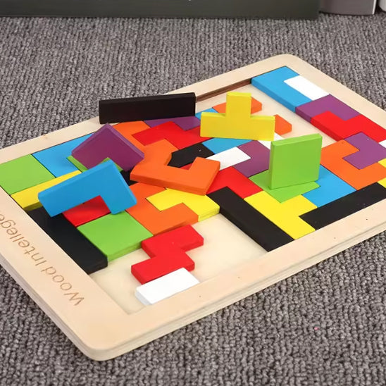 Reconnaissance des formes et couleurs : Identifier et nommer les différentes pièces