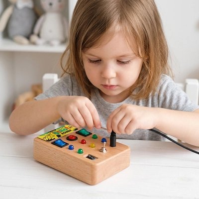 Busy board​ lumineux pour développer la motricité fine
