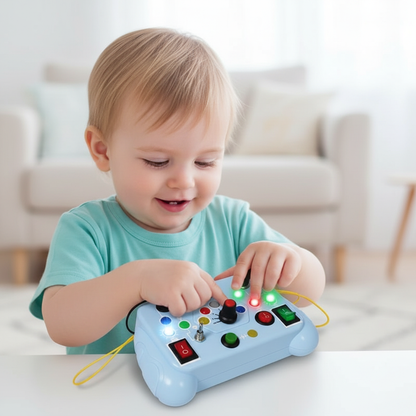 Mains de l'enfant appuyant sur boutons avec concentration et joie. Design portable avec sangle jaune.