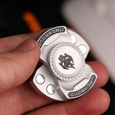 Hand spinner • toupie anti‑stress lumineuse dans le noir bureau étude amélioration concentration