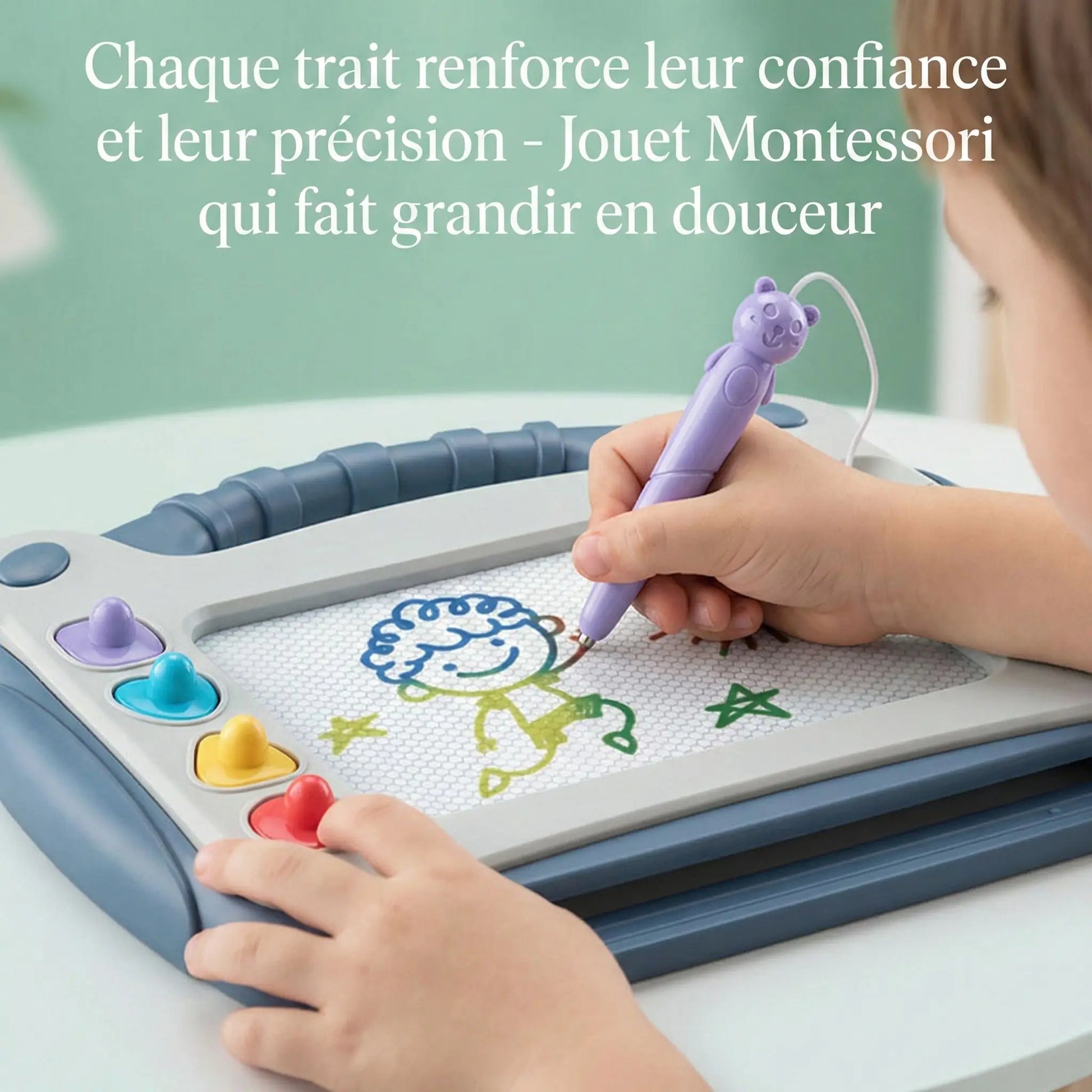Enfant utilisant stylo magnétique violet pour dessiner, montrant dessin de visage heureux avec cheveux bleus, corps vert, détails jaunes et verts, étoile. 4 tampons cœur colorés visibles (violet, turquoise, jaune, rouge).