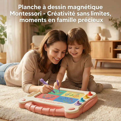 Scène familiale heureuse : mère et enfant de 5 ans jouant ensemble avec planche à dessin magnétique sur le sol du salon. Enfant dessinant motifs colorés, mère encourageant et souriant.